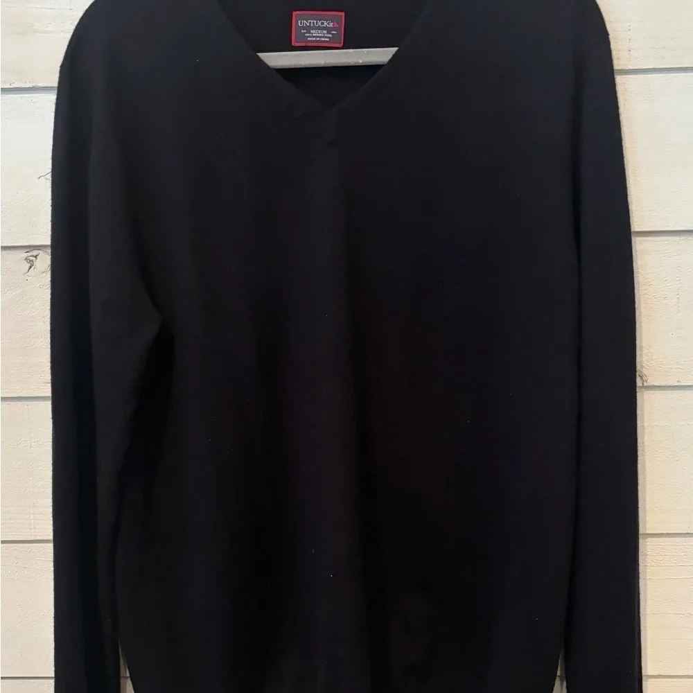 UNTUCKit  Sweater Men's Medium 100% Merino Wool Navy V Neck Long Sleeve Pullover
